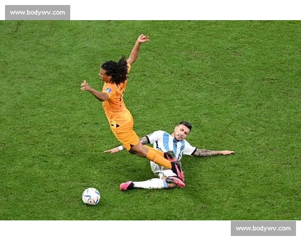 世俱杯温情时刻:阿什拉夫主动换衣致敬梅西,传承与友谊的延续 世俱杯温情时刻:阿什拉夫主动换衣致敬梅西,传承与友谊的延续