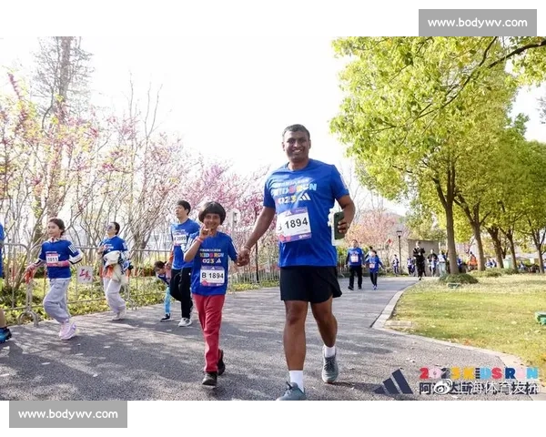 3000 组亲子黄浦江畔开跑 小上马 八年燃动成长
